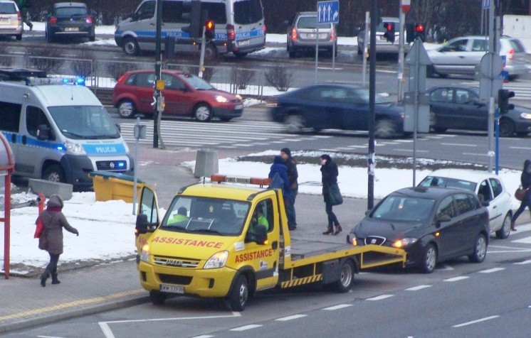 Na ul. Domaniewskiej zderzyły się dwa auta [ZDJĘCIA]