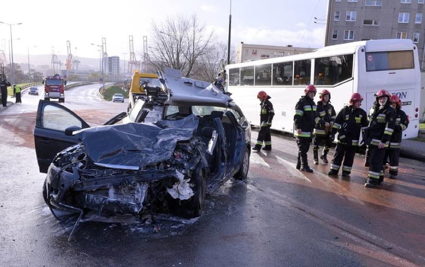 Gdynia. Kartka z kalendarza. 1.12.2015. Wypadek autokaru z dziećmi na estakadzie Kwiatkowskiego. Są poszkodowani. Śmigłowiec LPR w akcji