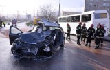 Gdynia. Kartka z kalendarza. 1.12.2015. Wypadek autokaru z dziećmi na estakadzie Kwiatkowskiego. Są poszkodowani. Śmigłowiec LPR w akcji