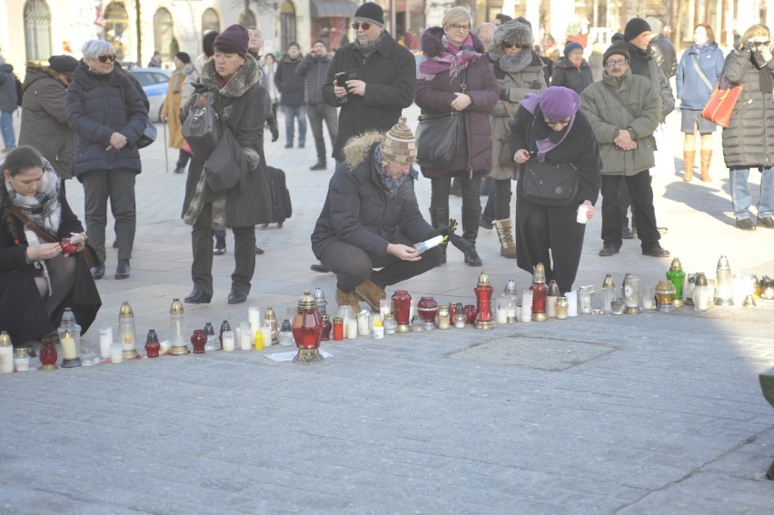 Tłumy na marszu w Krakowie ku pamięci Pawła Adamowicza