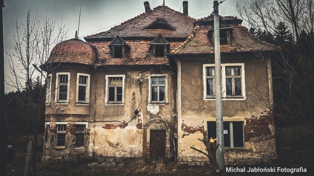 Stary, zabytkowy dwór w Kochanowie z XVIII - XIX wieku. W 2015 roku wyprowadziły się stąd ostatnie rodziny, nieremontowany obiekt popada w ruinę