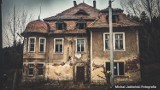 Stary, pusty dwór w Kochanowie niedaleko Wałbrzycha. Zabytkowy pałac niedawno tętnił życiem, jeszcze są tu ślady dawnego życia... Zdjęcia