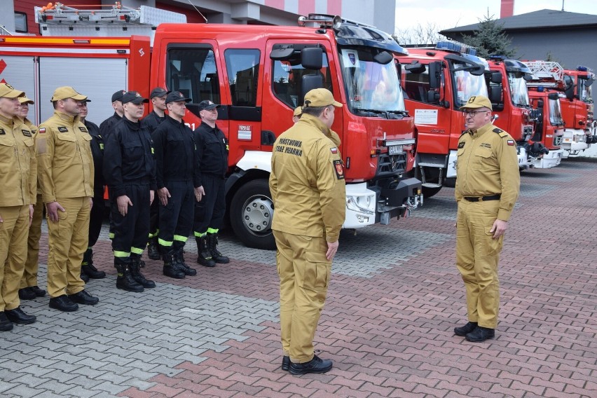 Promesy na strażackie wozy wręczone w Łasku dla OSP z powiatów łaskiego, pajęczańskiego, sieradzkiego, wieluńskiego, wieruszowskiego FOTO
