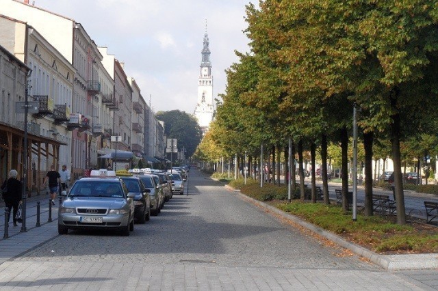 Pył PM10 składa się z mieszaniny cząstek stałych i ciekłych zawieszonych w powietrzu i będących mieszaniną substancji organicznych i nieorganicznych. Pył zawieszony może zawierać substancje toksyczne, metale ciężkie oraz dioksyny i furany. 

Pył PM10 zawiera cząstki o średnicy mniejszej niż 10 mikrometrów, które mogą docierać do górnych dróg oddechowych i płuc.