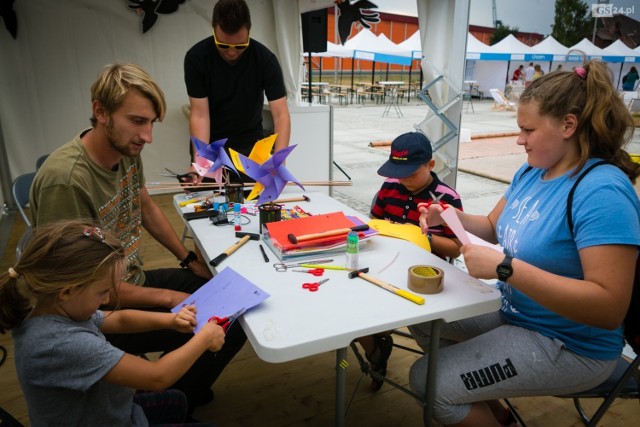 Tym razem na bulwary powróci strefa „Unplugged”  z grami bez prądu: koci labirynt, piłkarzyki, fliper, słoniowe kręgle, tall ships races i jenga w dużym formacie. Wszystkie maluchy są też zaproszone na darmowe warsztaty „Małego Inżyniera”, gdzie przez cały weekend będzie można zbudować roboty i zobaczyć jak one działają. 

W ten weekend  wśród wystawców organizator wydarzenia wyłoni laureatów konkursu „Zrobione w Szczecinie”. Będą  z nami Stoprocent, Foonka, Garo, Kobietowo.pl, Twórcza Cytrynka, Petersen, Home by Wolff.

Atrakcją wieńczącą sobotę na Bulwarove będzie  koncert duetu OOXOO grającym w stylu electro pop. Koncert rozpocznie się w sobotę, o godz. 20. 

Podobnie jak w poprzednich edycjach na skwerze pojawią się leżaki, pufy, gry dla całych rodzin. Nie zabraknie także Open Kitchen i kuchni całego świata. 

Organizatorem wydarzenia jest Miasto Szczecin oraz spółka Żegluga Szczecińska Turystyka Wydarzenia. Partnerem projektu jest inwestor projektu „Czysta Odra w Szczecinie”. 

