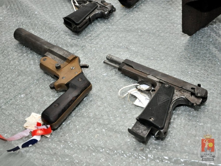 Policja w Warszawie przekazała broń do muzeum
