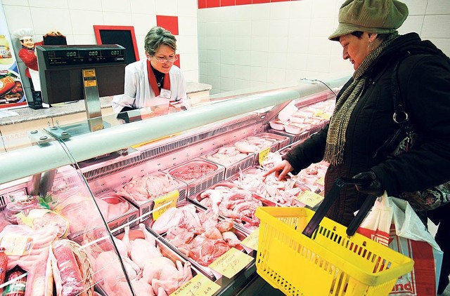 Klienci z niepokojem patrzą na wzrastające ceny drobiu.