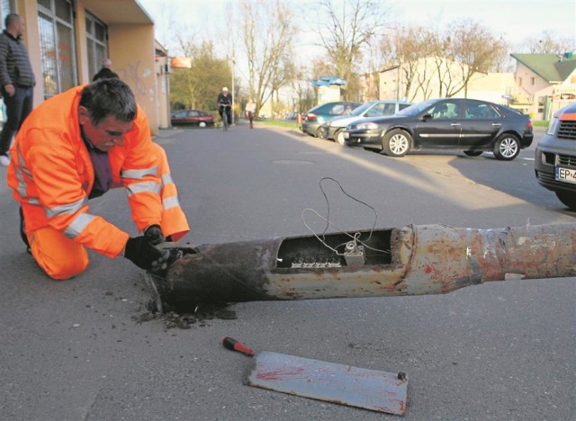 Stan techniczny lampy pozostawiał wiele do życzenia, co wielokrotnie zgłaszano  do Zarządu Dróg i Utrzymania Miasta