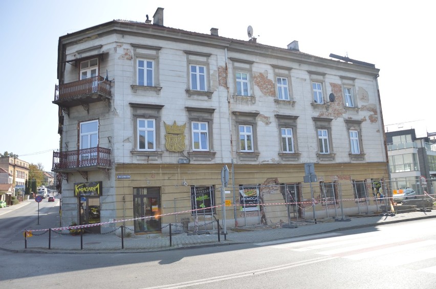 Bochnia. Ewakuowano lokatorów kamienicy w centrum miasta. Odpadł fragment muru budynku. Kamienicy grozi katastrofa? [ZDJĘCIA]