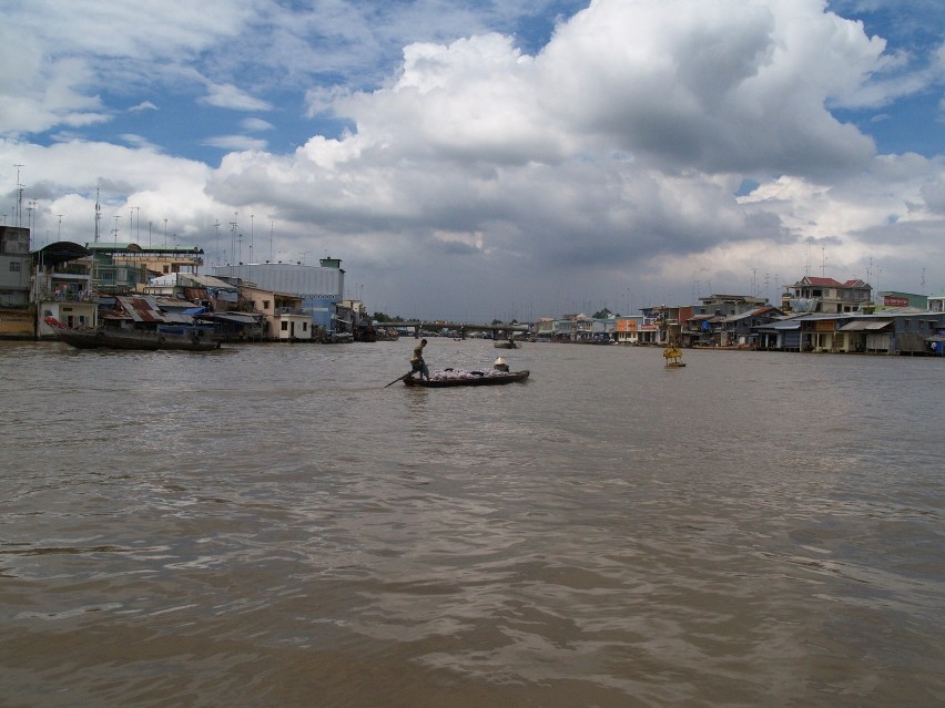 Miasto Chau Doc w delcie Mekongu.