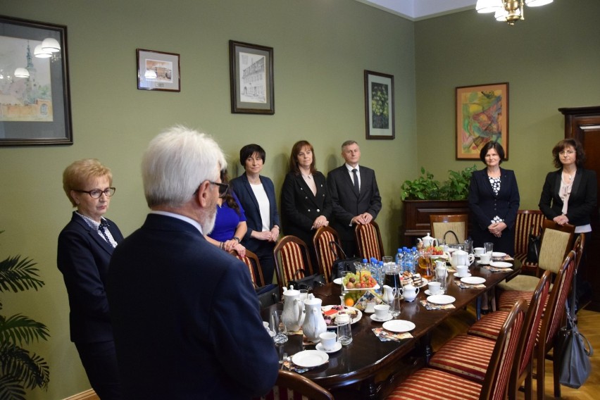 Nagrody dla nauczycieli i dyrektorów szkół prowadzonych...