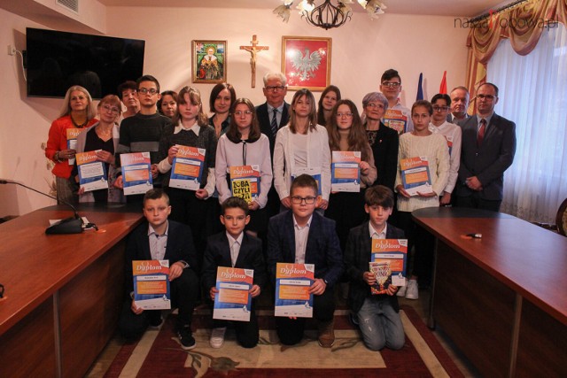 Młodzi uczestnicy działań z nagrodami burmistrza Bobowej