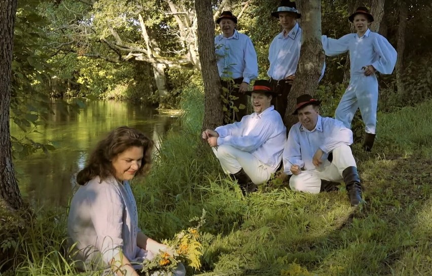 Zdjęcia do teledysku robiono nad Radunią w Kiełpinie.