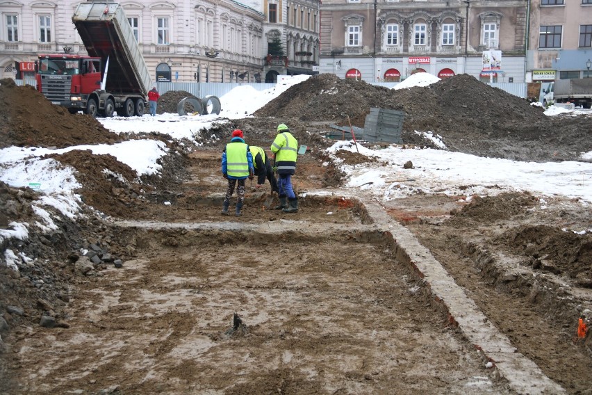 Sensacja w Bielsku-Białej. Podczas przebudowy placu Wojska Polskiego odkryto fundamenty starego ratusza