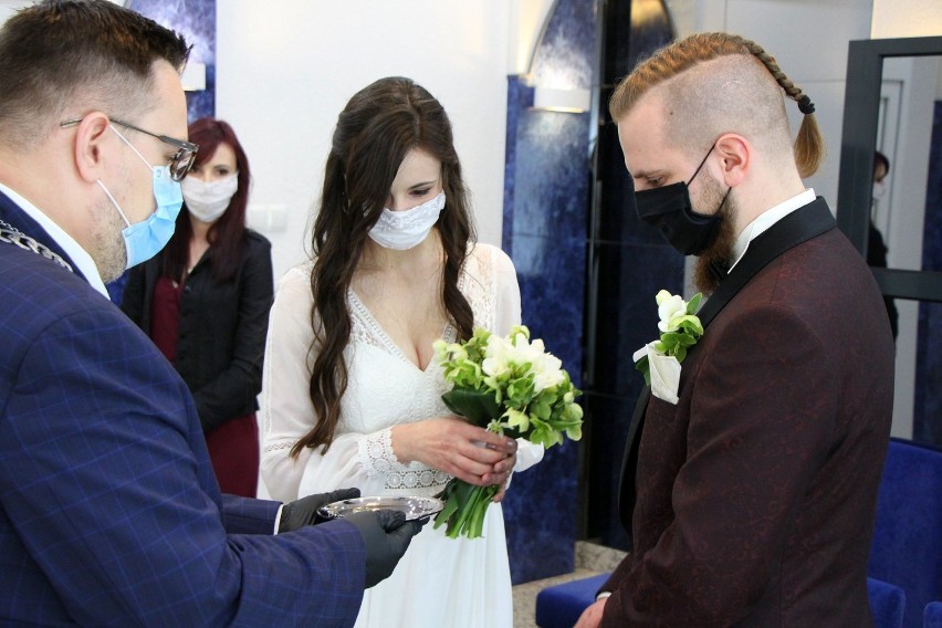 Polkowice: Burmistrz udzielił ślubu dwóm parom. Wszyscy byli w maseczkach 