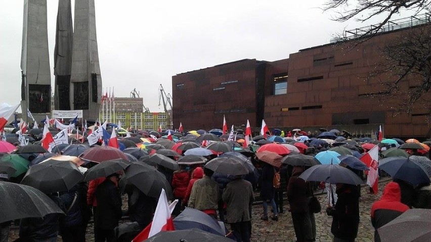 Wiec  "Obywatele dla demokracji" na placu Solidarności 