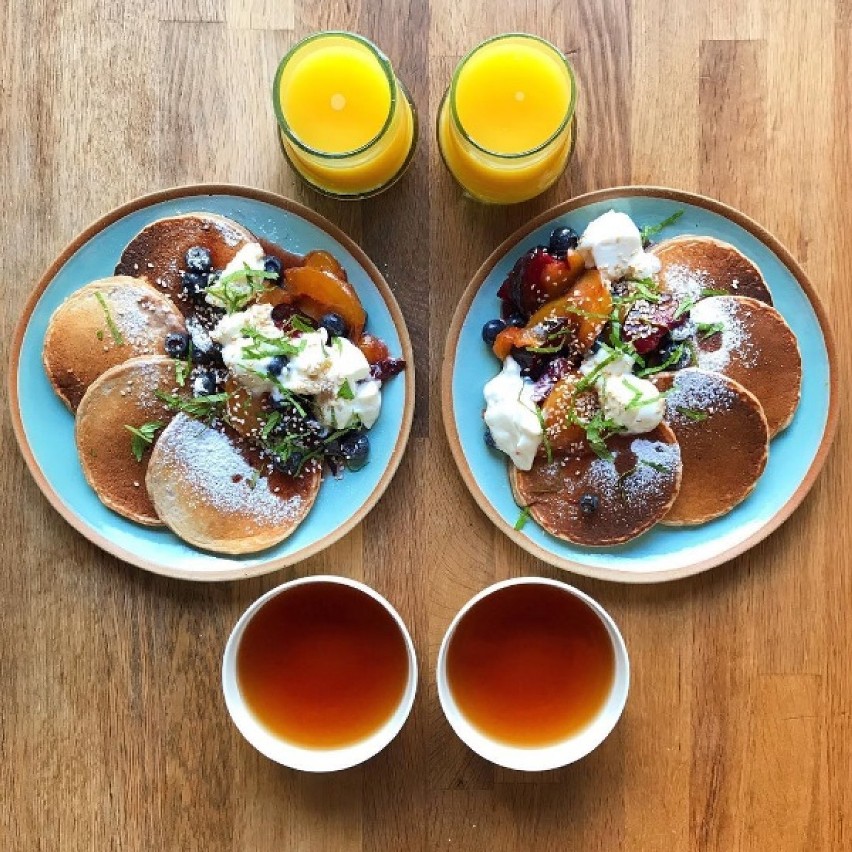 Symetryczne śniadanie: Pancakes, jogurt, jagody, syrop kolnowy, sok i herbata