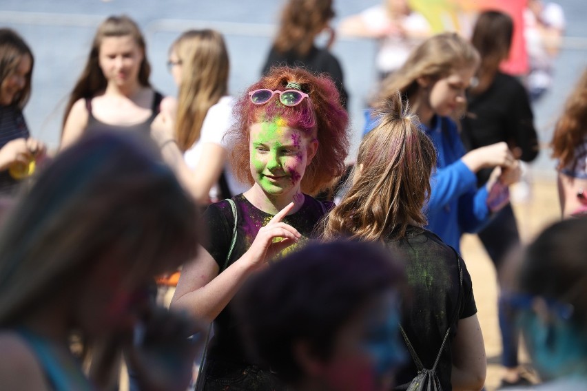 Sypnęło kolorami. Holi Festival, czyli Święto Kolorów w Białymstoku na plaży na Dojlidach (zdjęcia)