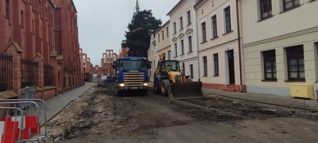 Prace na ul. Dominikańskiej prowadzone są w ramach realizacji remontu zachodniego objazdu starego miasta tj. ulic Dominikańskiej, Klasztornej i 22 Stycznia