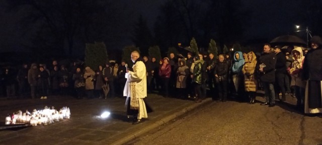 Wierni z Jędrzejowa zebrali się na wspólnej modlitwie by uczcić 18.rocznicę śmierci Jana Pawła II