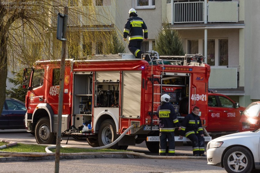 Pożar na ul. Chrobrego w Kwidzynie. Ewakuowano około 40 mieszkańców, przyczynę ustali policja  [ZDJĘCIA]