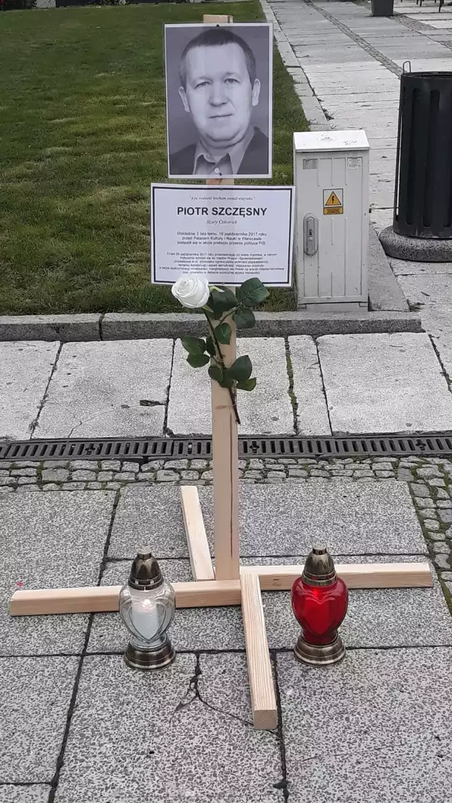 Na Głównym Rynku w Kaliszu uczczono pamięć Piotra Szczęsnego, który dokonał samospalenia
