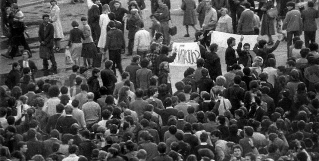 Pokrzywdzeni, z których większość była członkami NSZZ „Solidarność”, w okresie od września do grudnia 1982 roku zostali zatrzymani przez funkcjonariuszy Służby Bezpieczeństwa w związku z ujawnieniem na terenie Krakowa kolportażu ulotek i wydawnictw