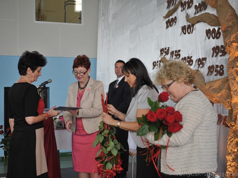 Nauczyciele odebrali nagrody z rąk starosty Ewy Dąbskiej.