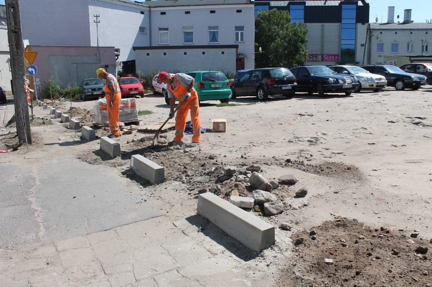 Trzy darmowe parkingi w centrum Tomaszowa przestały istnieć [ZDJĘCIA]