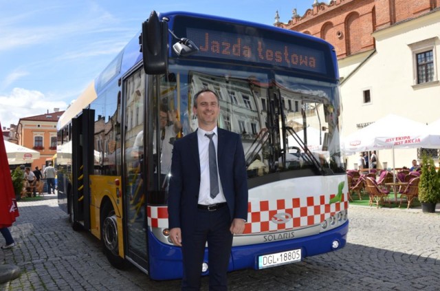 Jerzy Wiatr, prezes tarnowskiego MPK, jest zadowolony po pierwszym dniu testów nowego autobusu. Jego zdaniem, pojazd poradzi sobie w wąskich uliczkach na nowej linii autobusowej