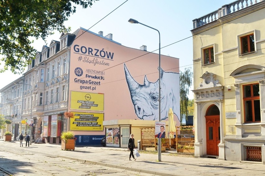 Mural z ogromnym wizerunkiem nosorożca znajduje się na...