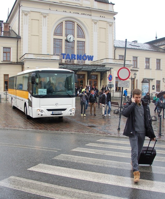 Podróżni przyzwyczaili się już do tego, że zamiast pociągiem jadą autobusem PKP. W nowym rozkładzie tego typu zastępczych połączeń będzie jeszcze więcej