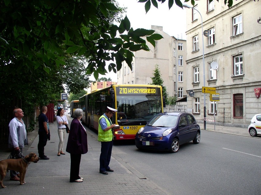 Autobus zderzył się z nissanem micrą na ulicy Przędzalnianej...