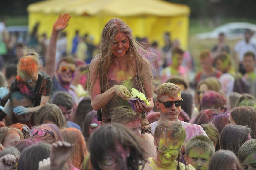 Holi Festival w Rzeszowie. Szaleństwo kolorowych proszków [FOTO]