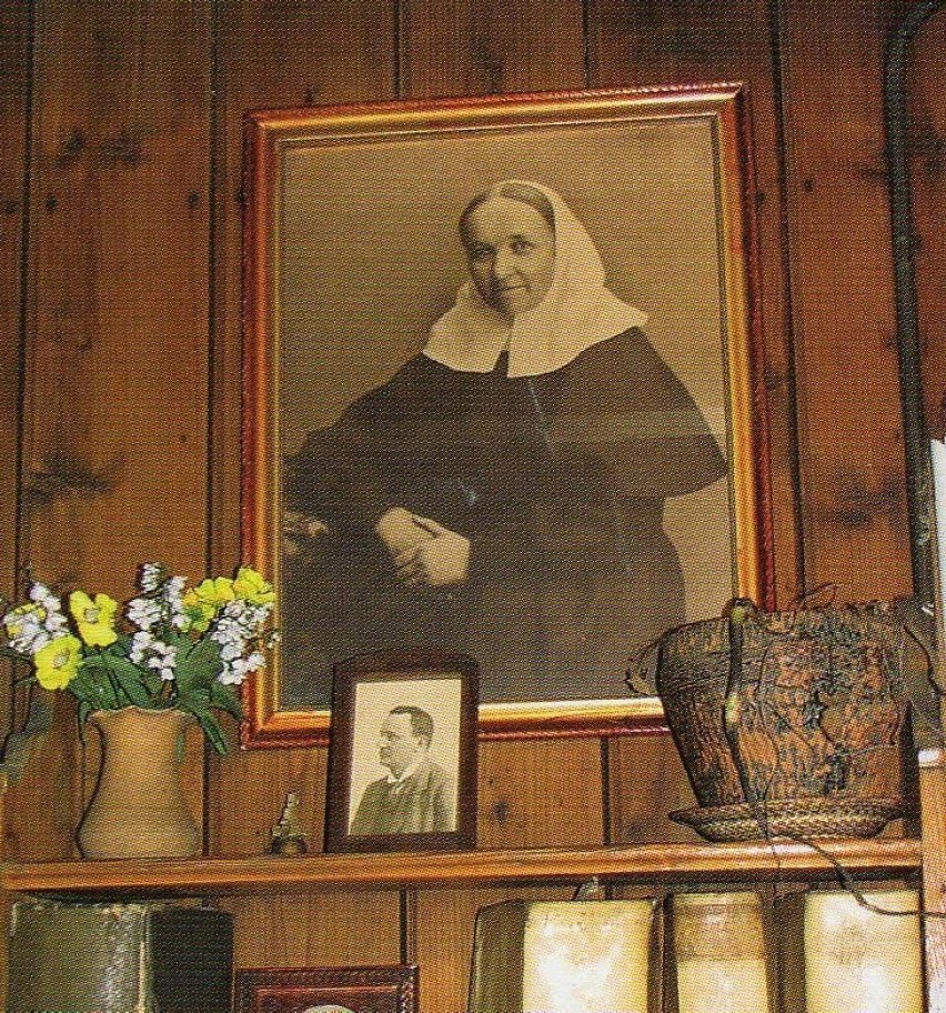 Zdjęcie Matki Ewy znajdujące się w jednym z pokoików domku z...