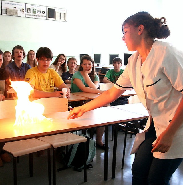 Patrycja Krzyszewska demonstruje "pożar" na szkolnej ławce.