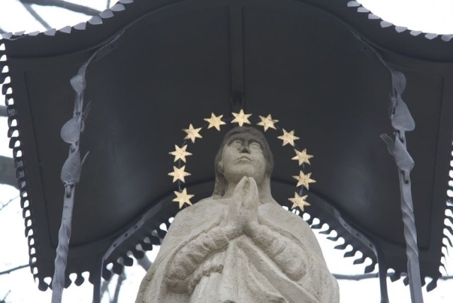 W minionych latach odnowiono z pomocą wojewódzkiej dotacji m.in. kapliczkę z figurą Najświętszej Marii Panny w Rożnowej
