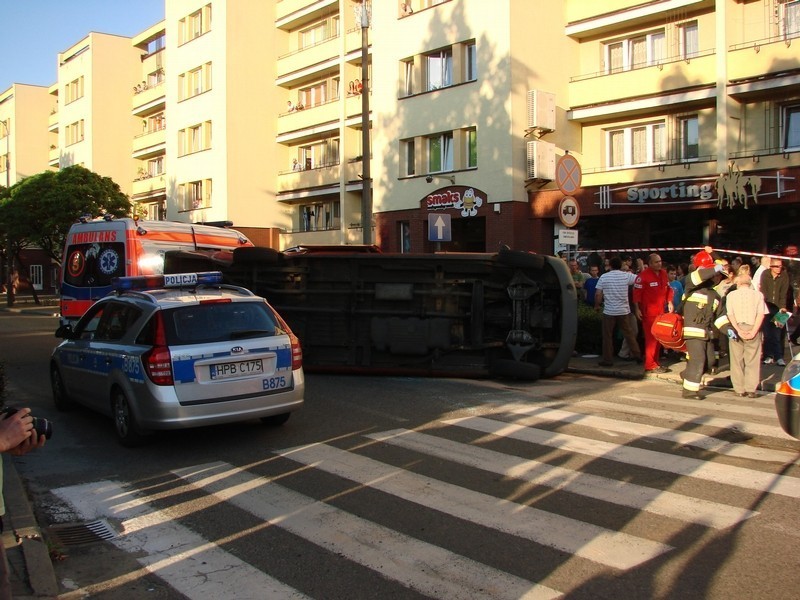 Głogów: Zderzenie busa z alfa romeo. Pięć osób trafiło do szpitala (ZDJĘCIA)