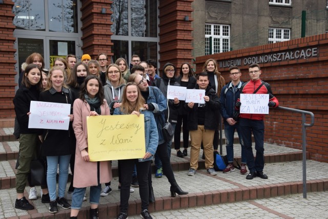 Uczniowie II Liceum Ogólnokształcącego im. Marii Konopnickiej w geście solidarności ze swoimi pedagogami, przyszli w czwartek pod szkołę