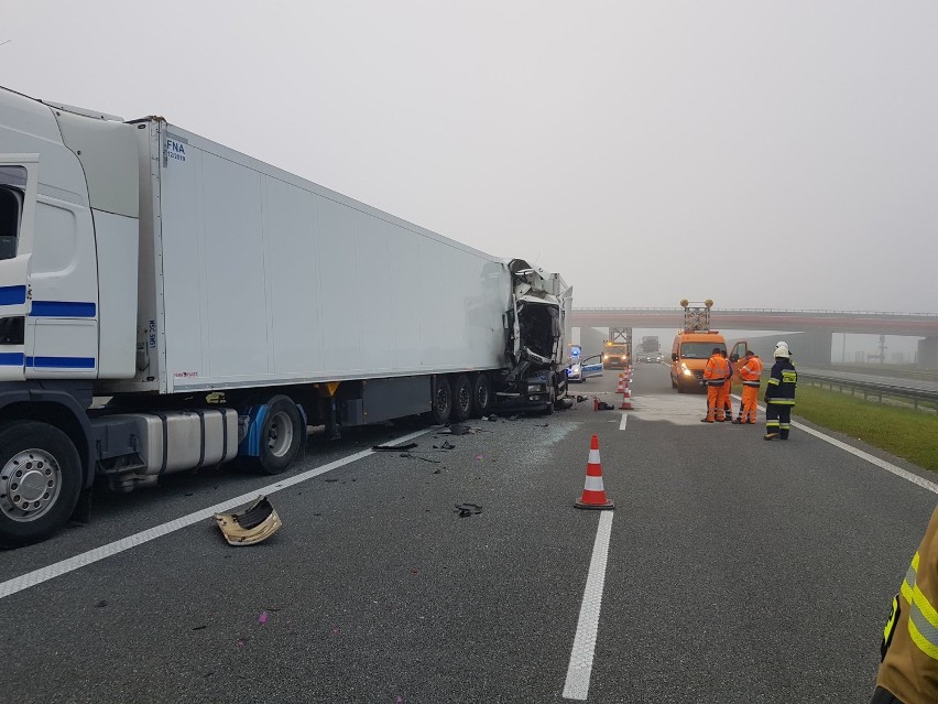 Zderzenie ciężarówek na autostradzie A1 pod Włocławkiem. Kierowca był zakleszczony [zdjęcia]