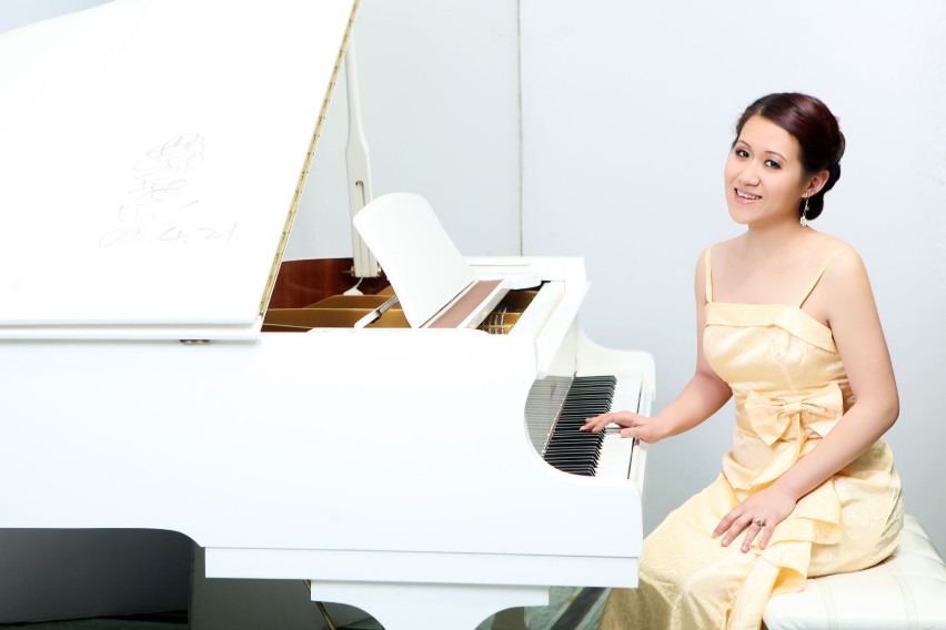 Krystyna Man Li Szczepańska przy fortepianie