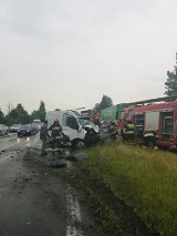 Wypadek w Częstochowie: Czołowe zderzenie ciężarówki i busa na DK 1. Jedna osoba ciężko ranna [ZDJĘCIA]