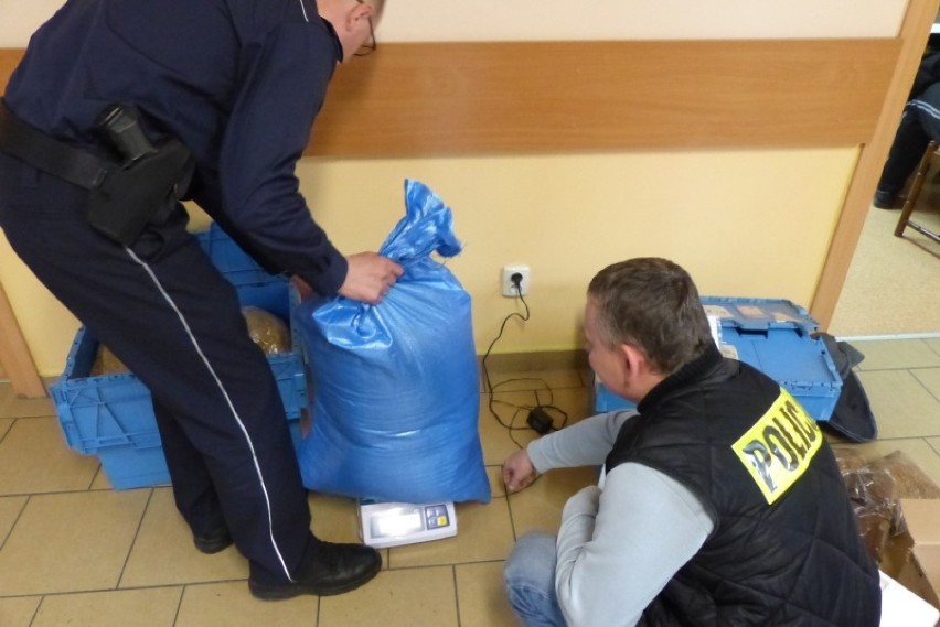 Policja w Kaliszu: 43-latek handlował nielegalnym tytoniem i...