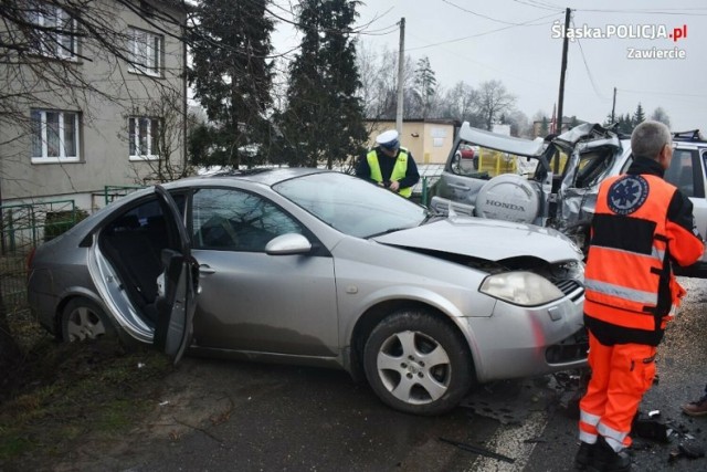 Poważny wypadek w Porębie. Dwie osoby trafiły do szpitala