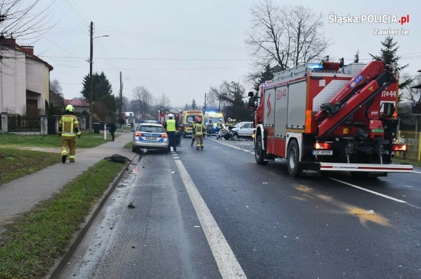 Poważny wypadek w Porębie. Dwie osoby trafiły do szpitala