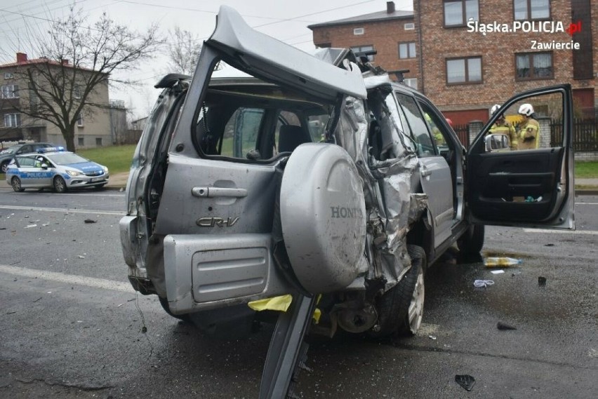 Poważny wypadek w Porębie. Dwie osoby trafiły do szpitala