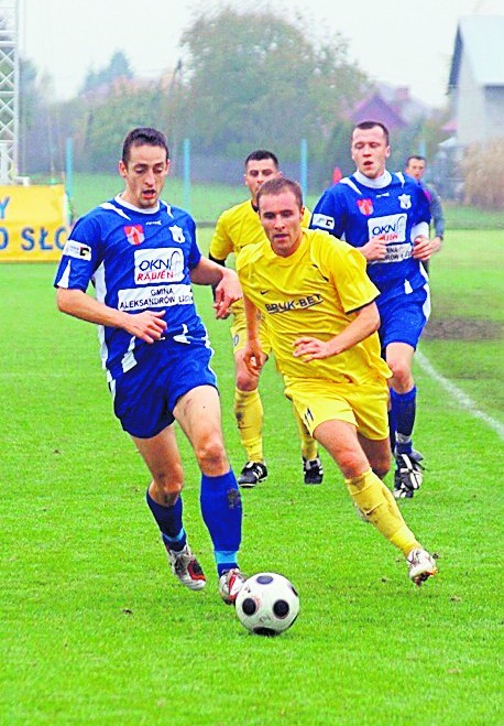 Atakuje Łukasz Szczoczarz (żółta koszulka)