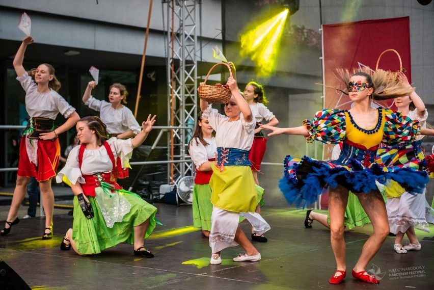 Festiwal harcerski 2022. Taneczne popisy na letniej scenie Kieleckiego Centrum Kultury