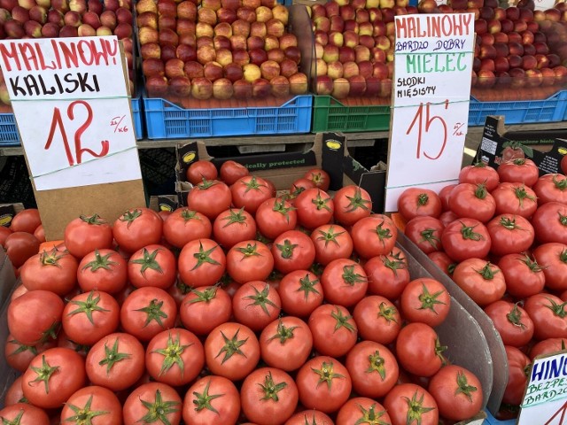 Pomidory malinowe na kieleckich bazarach można było kupić już od 12 zlotych za kilogram. Zobacz ceny innych warzyw i owoców >>>