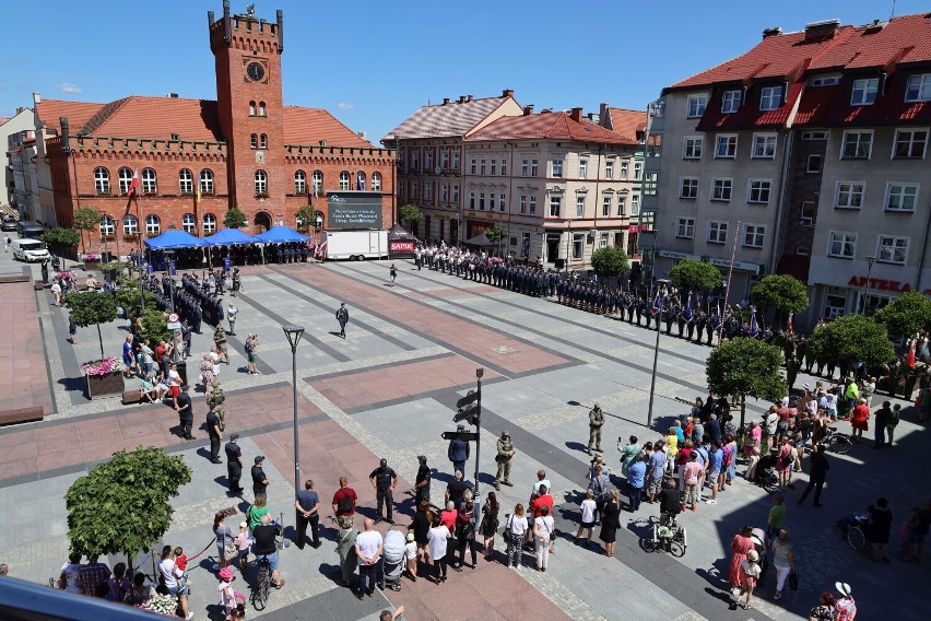 Uroczysty apel na placu Wolności w Szczecinku